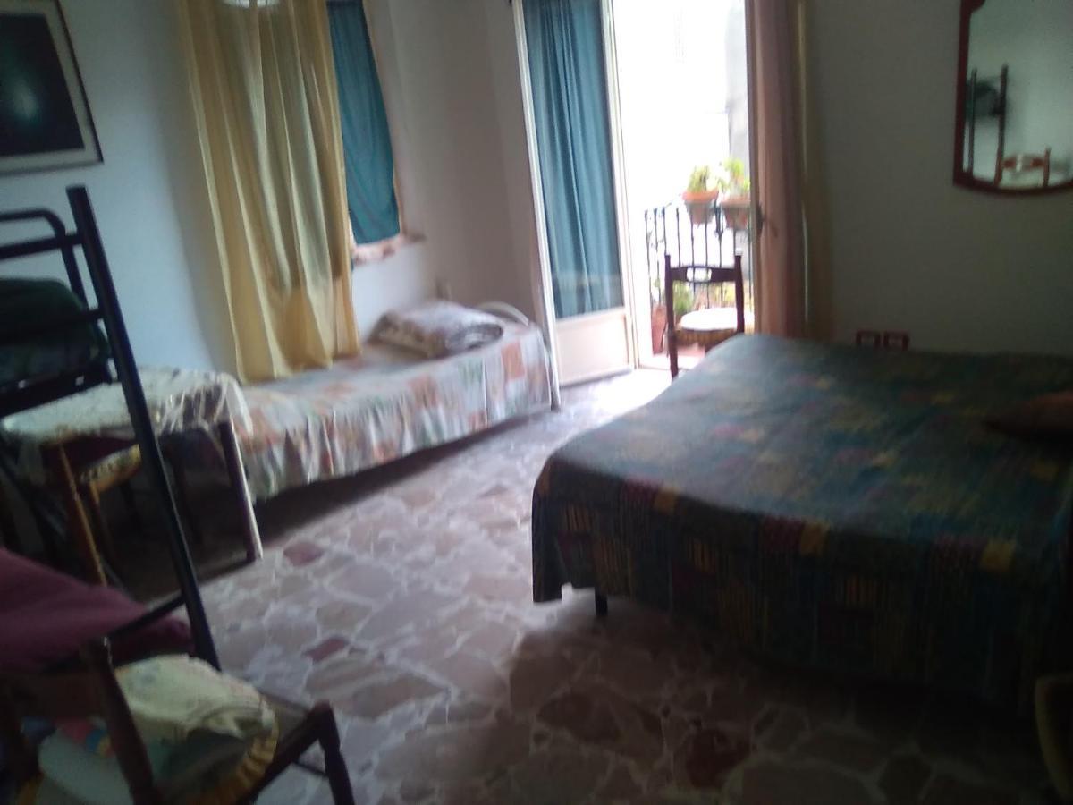 טאורמינה Room In Guest Room - Single Room With Shared Bathroom מראה חיצוני תמונה
